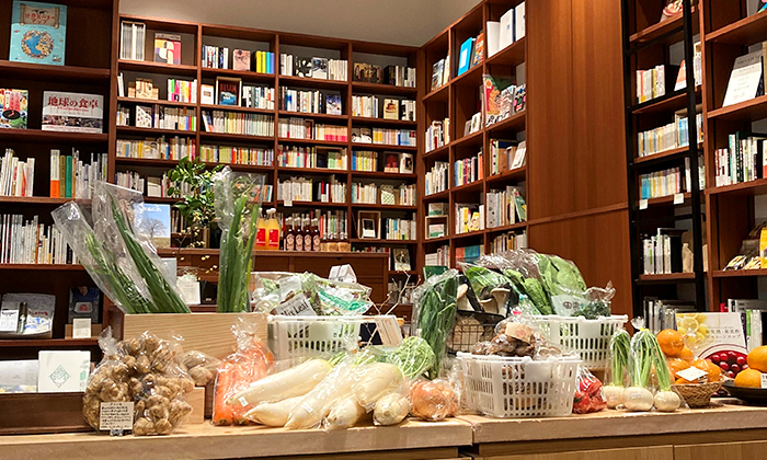 「本と野菜OyOy」の店内