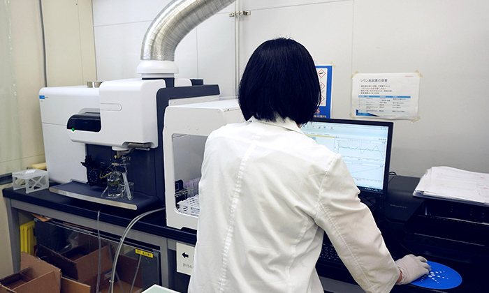 同社のラボではパラジウム除去実験をはじめ、様々な研究や検証が行われている。